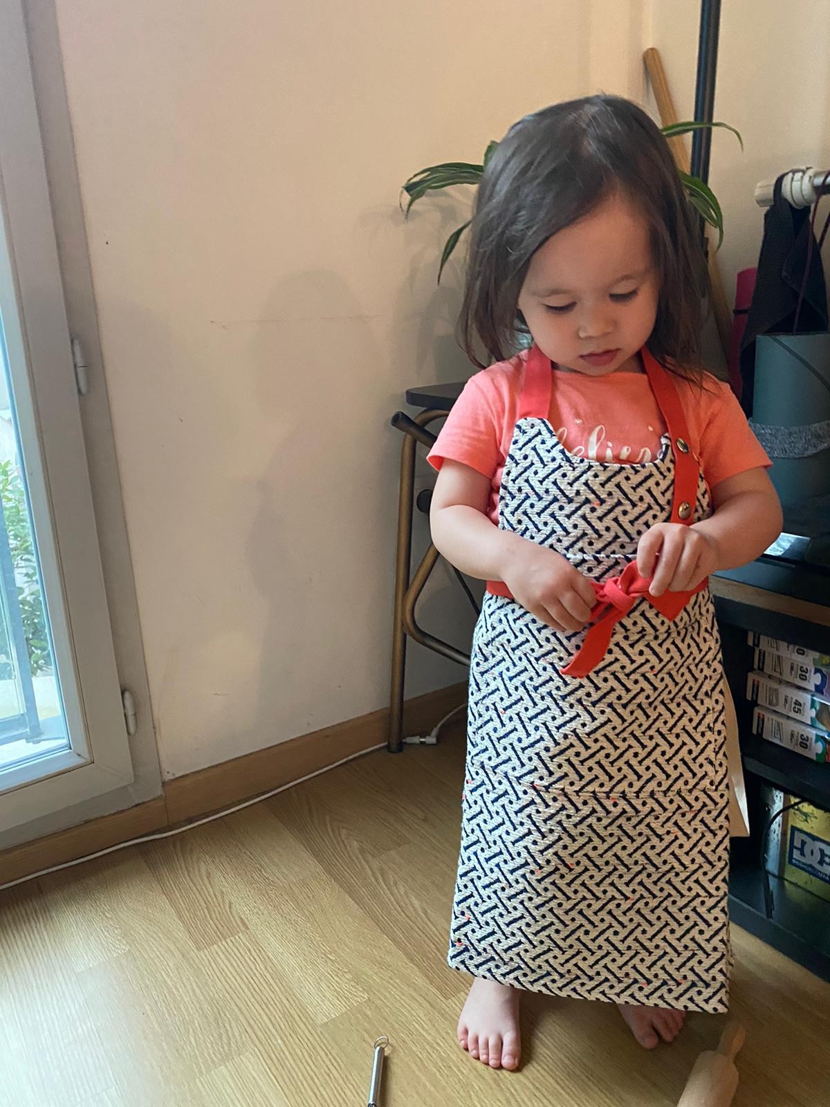 Tablier de cuisine enfant motifs géométriques blanc et bleu